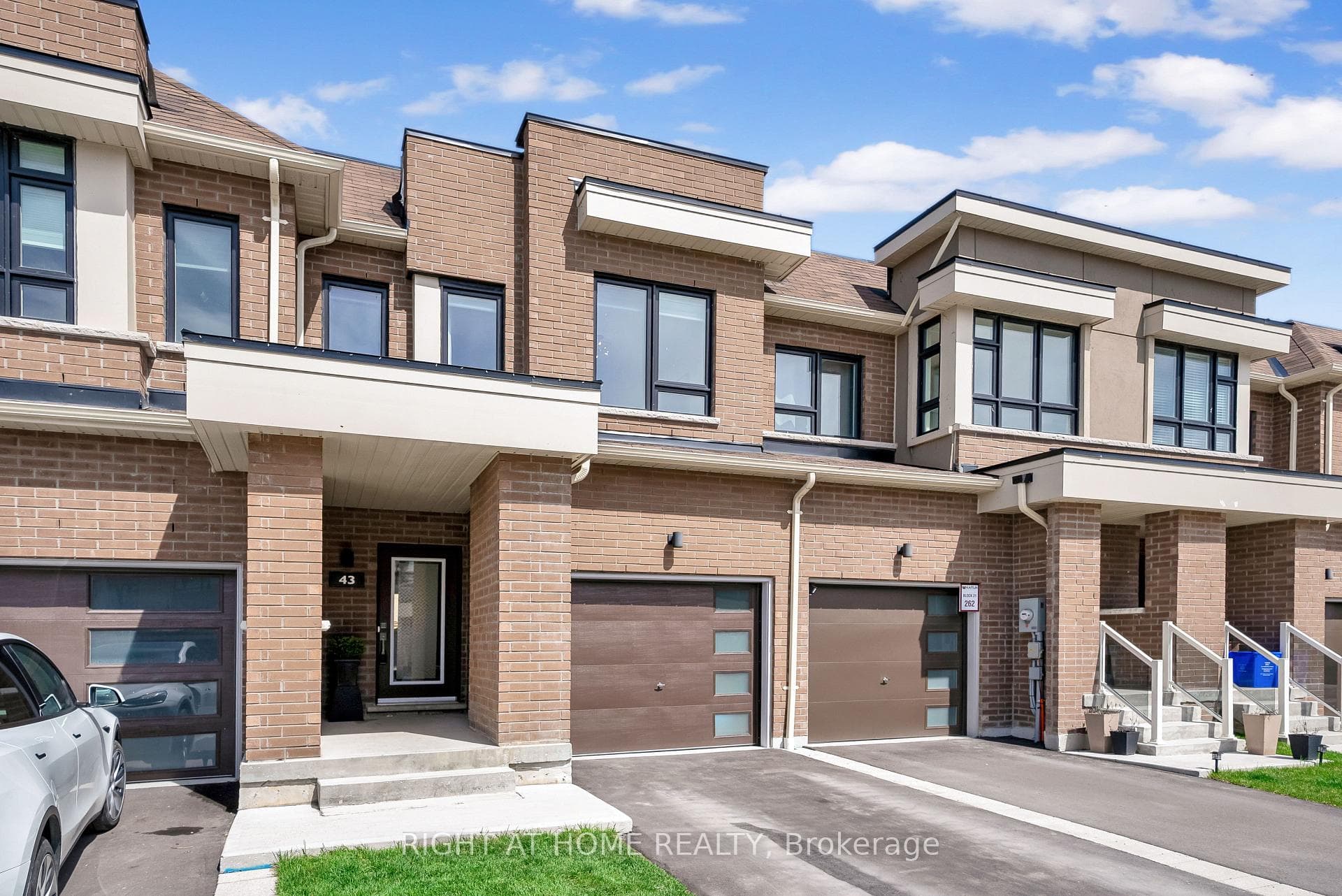 43 Caspian Square photo 1