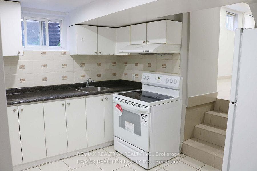 22 Rakewood Crescent Unit Bsmnt photo 5