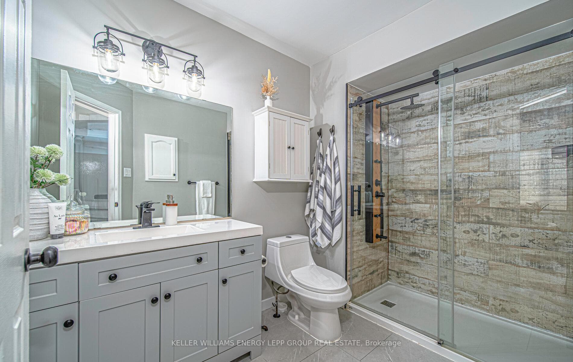 96 Freeland Avenue photo 8