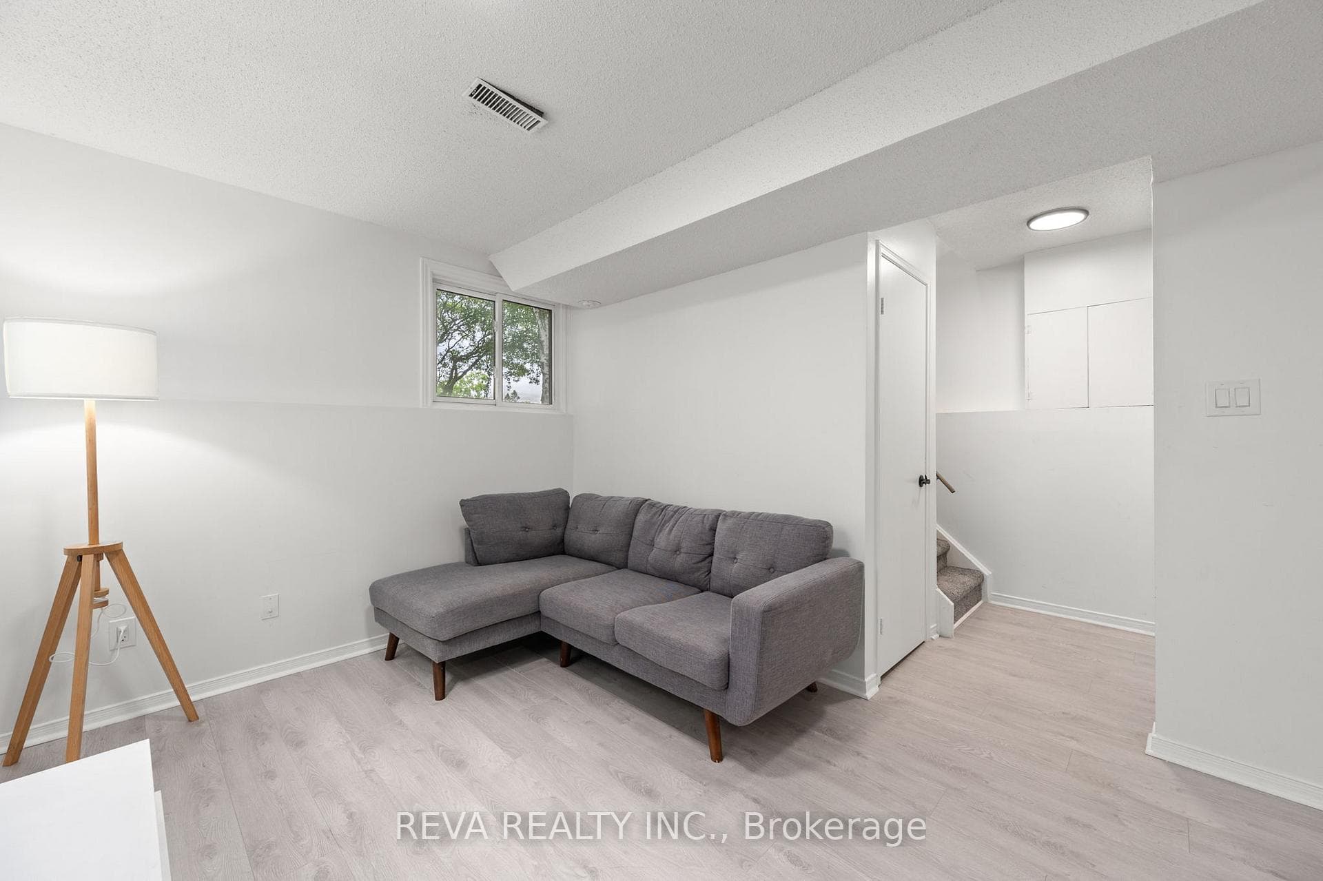 1421 Ritson Road photo 14