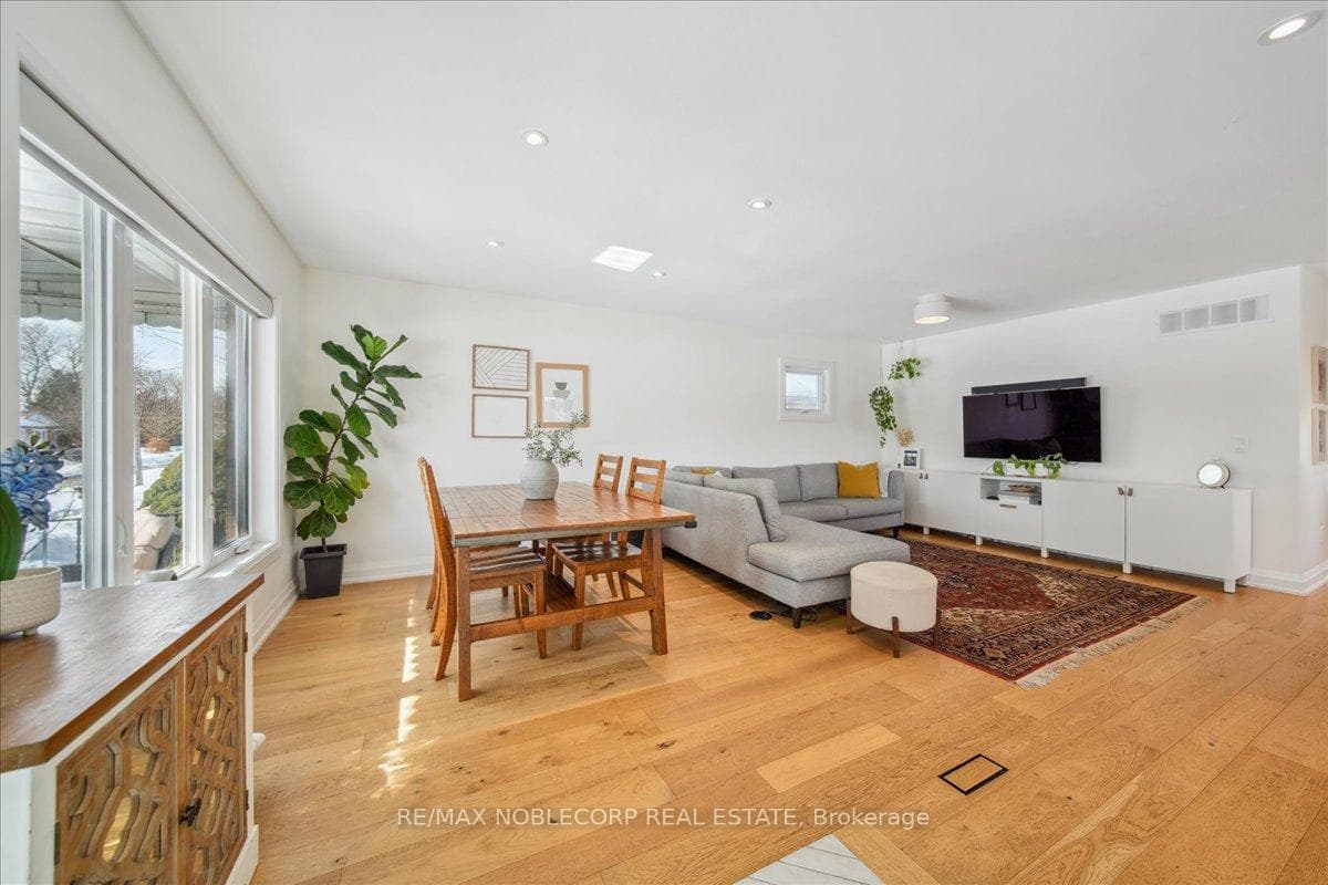 72 Christina Crescent photo 7
