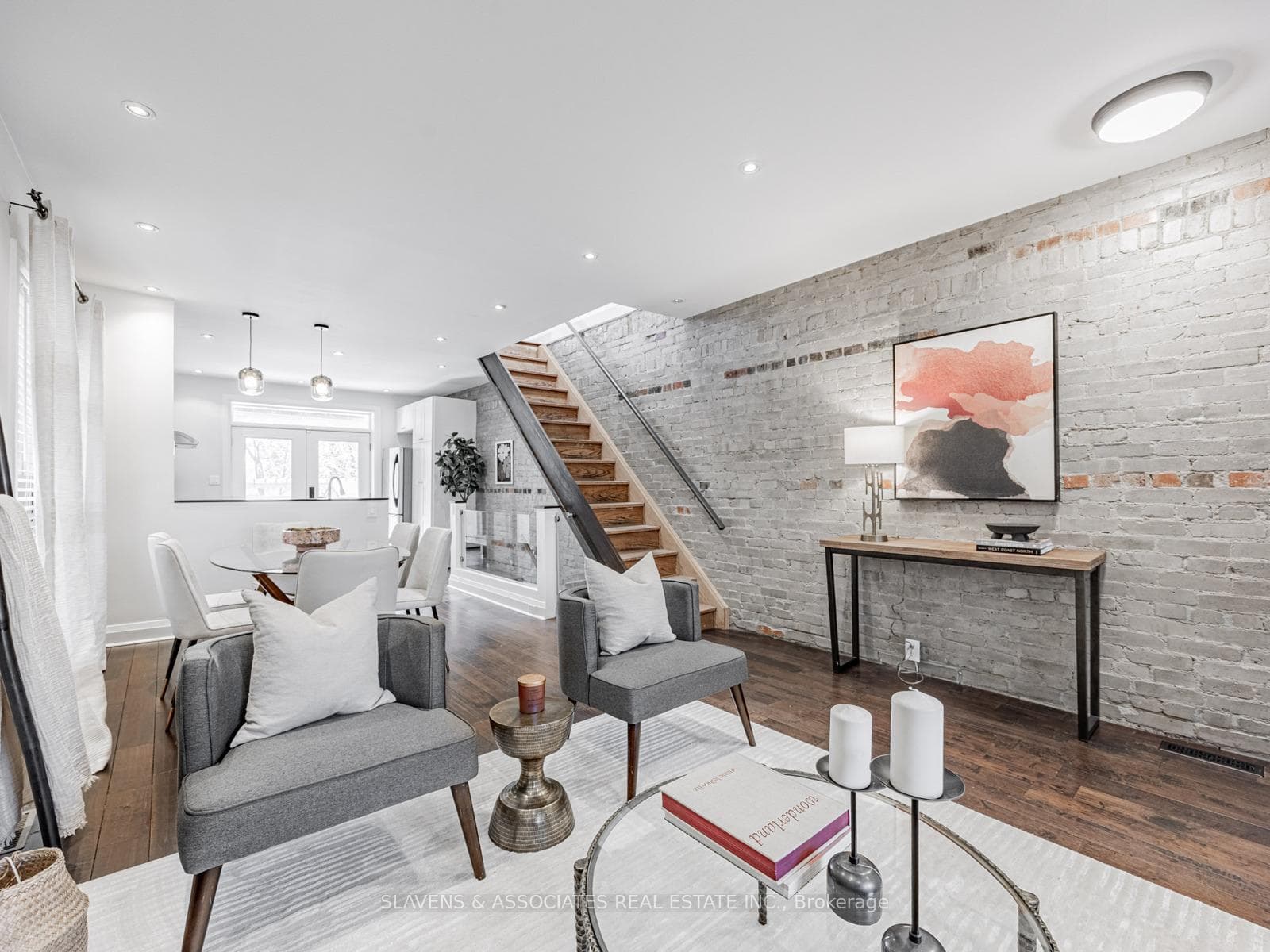 2063 Gerrard Street photo 7