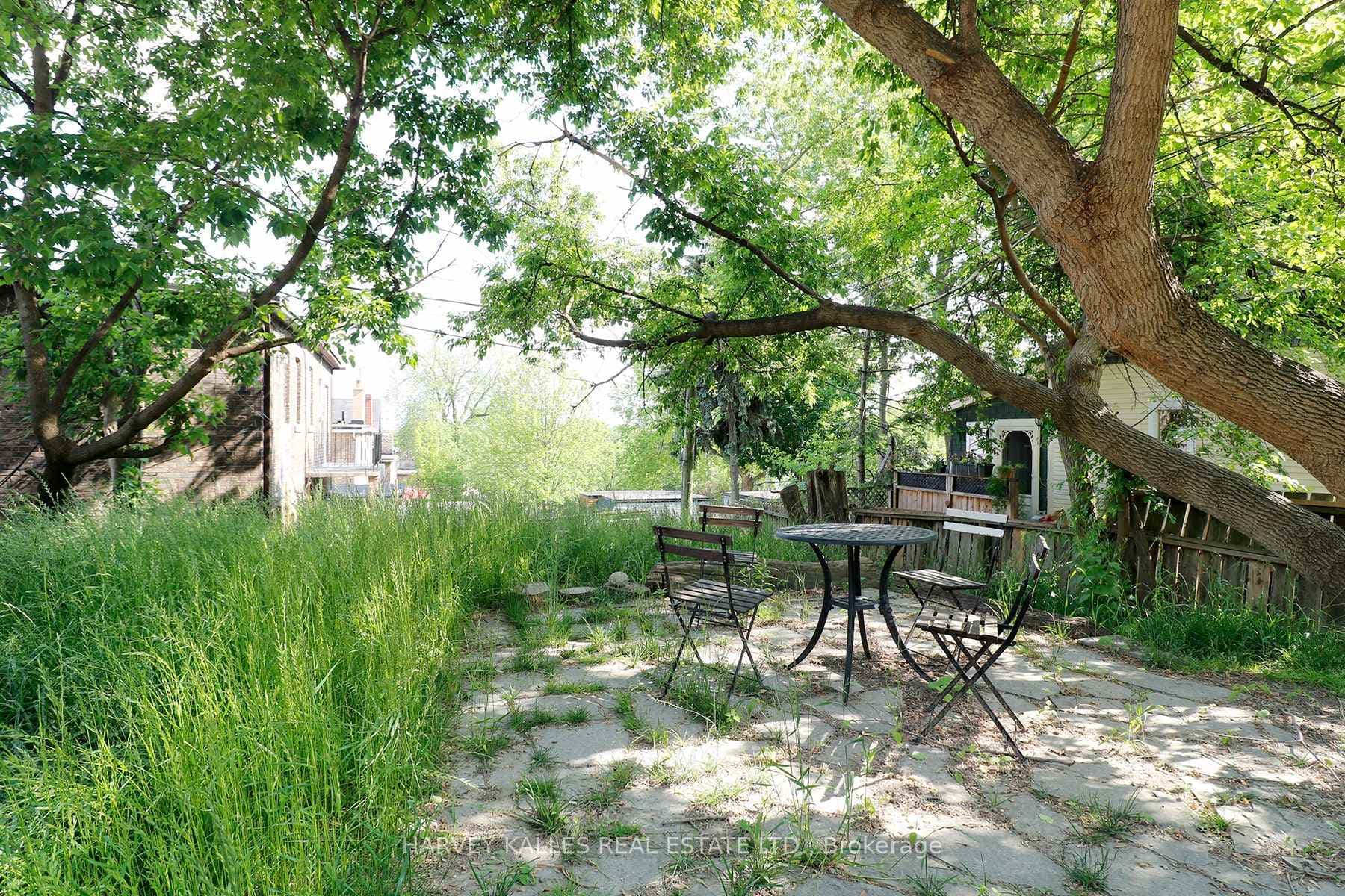 437 Kingston Road photo 23