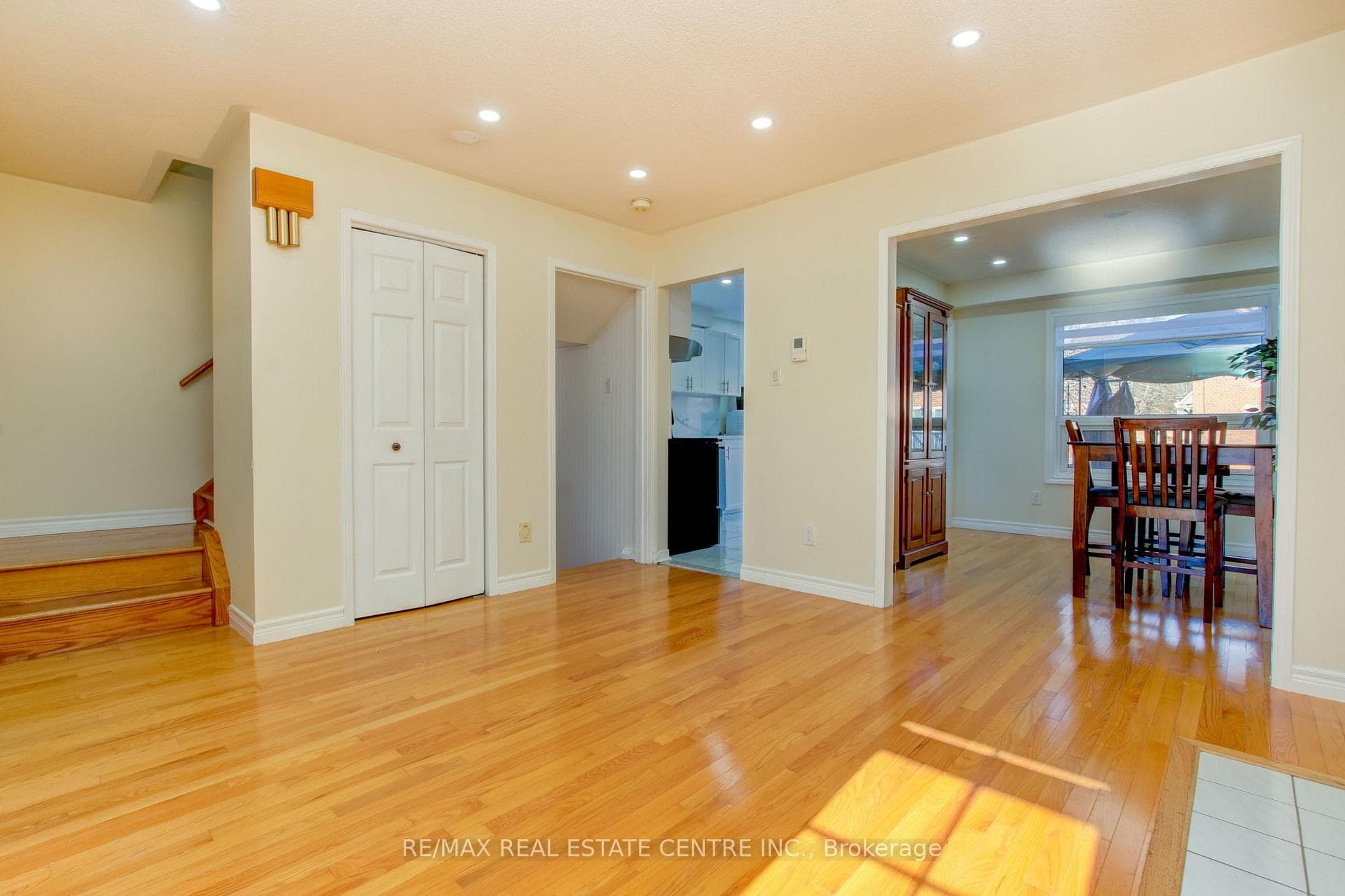 381 Pickering Crescent photo 8