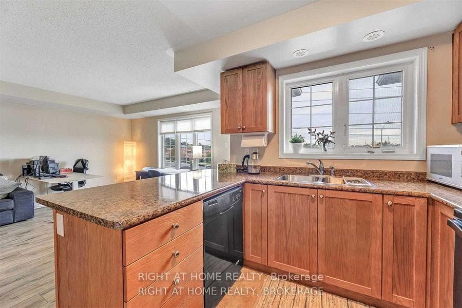 178 Kingston Road photo 4
