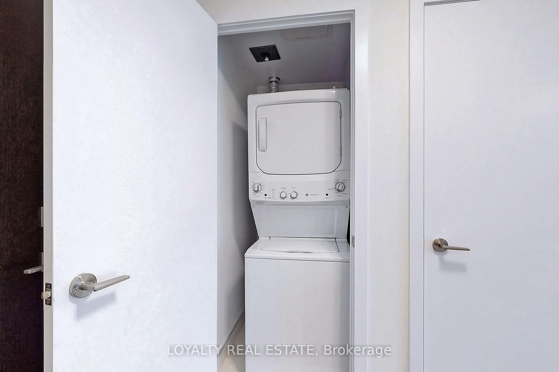 2221 Yonge Street Unit 1705 photo 27