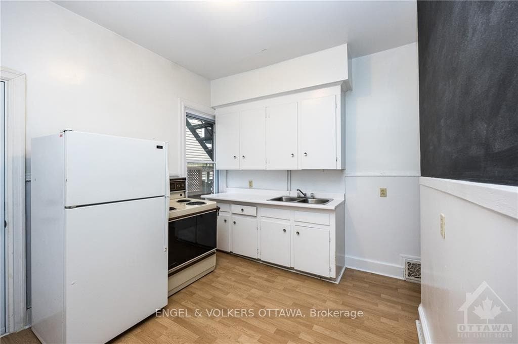 220 STRATHCONA Avenue photo 9