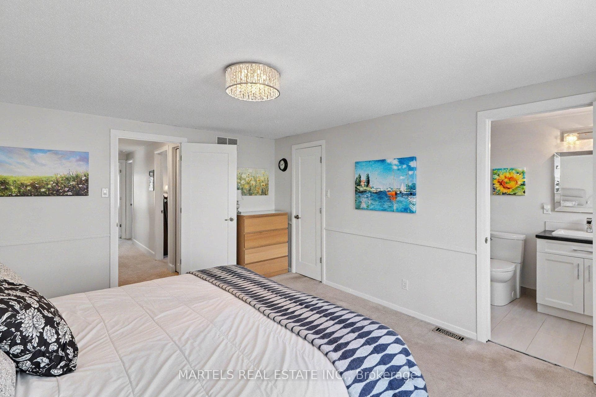 A private ensuite & walk in closet