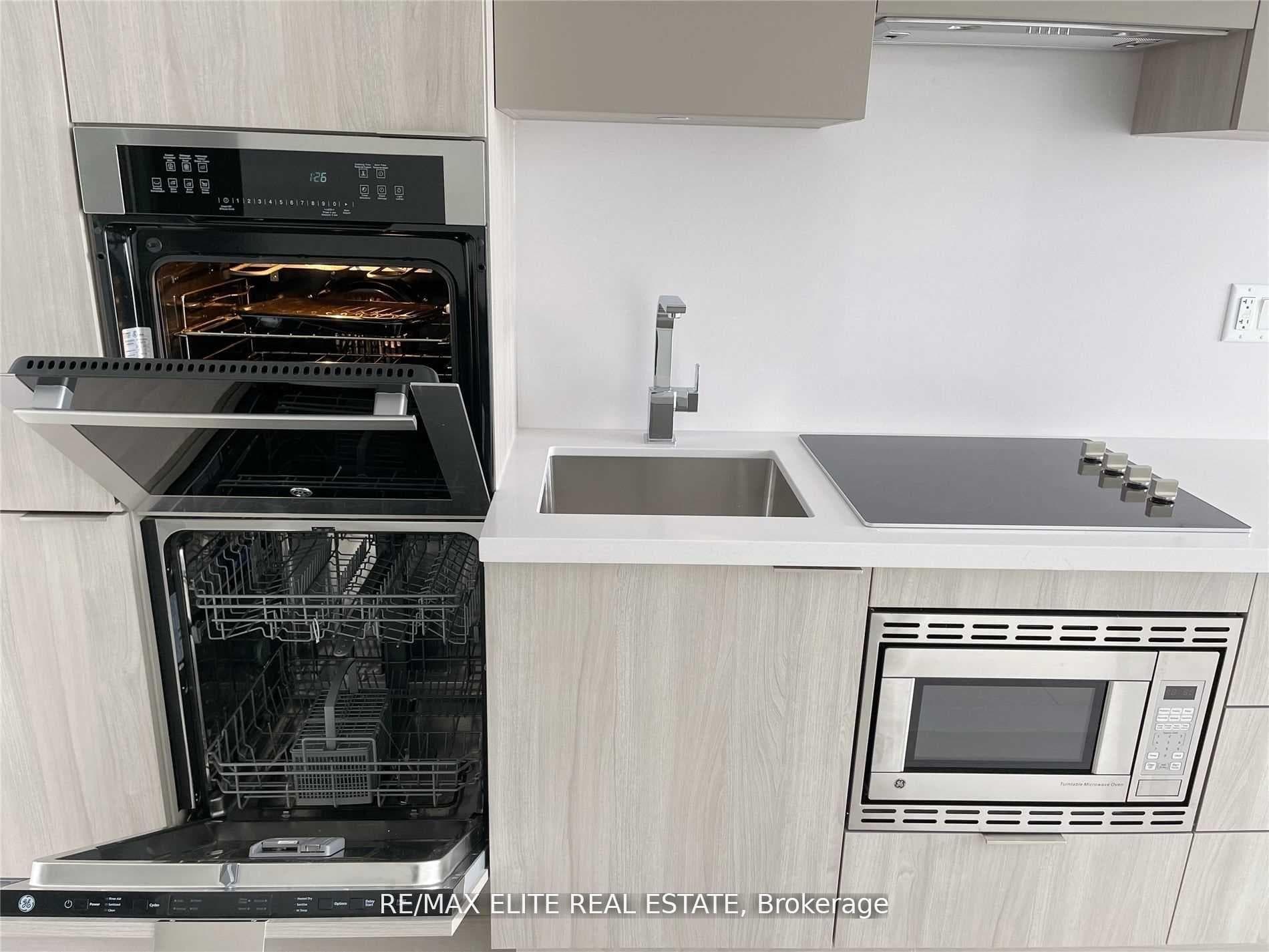 39 Roehampton Avenue Unit 4201 photo 4