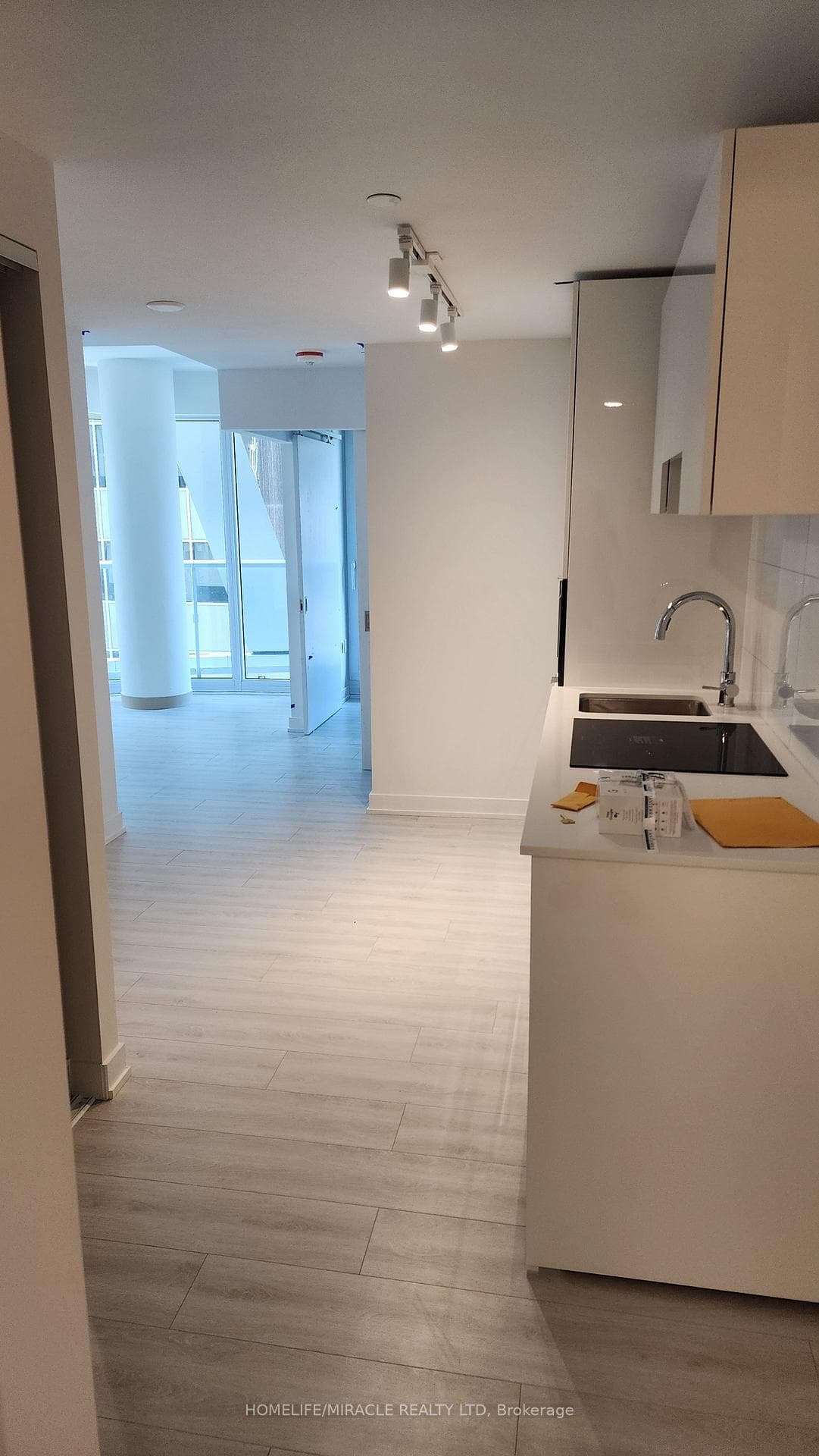 234 Simcoe Street Unit 724 photo 3
