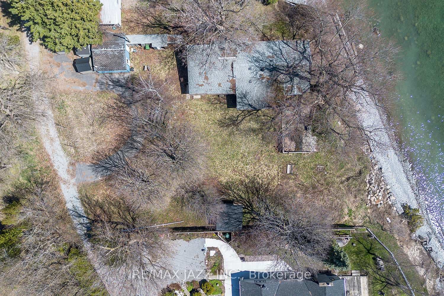 2802 Thickson Road photo 35