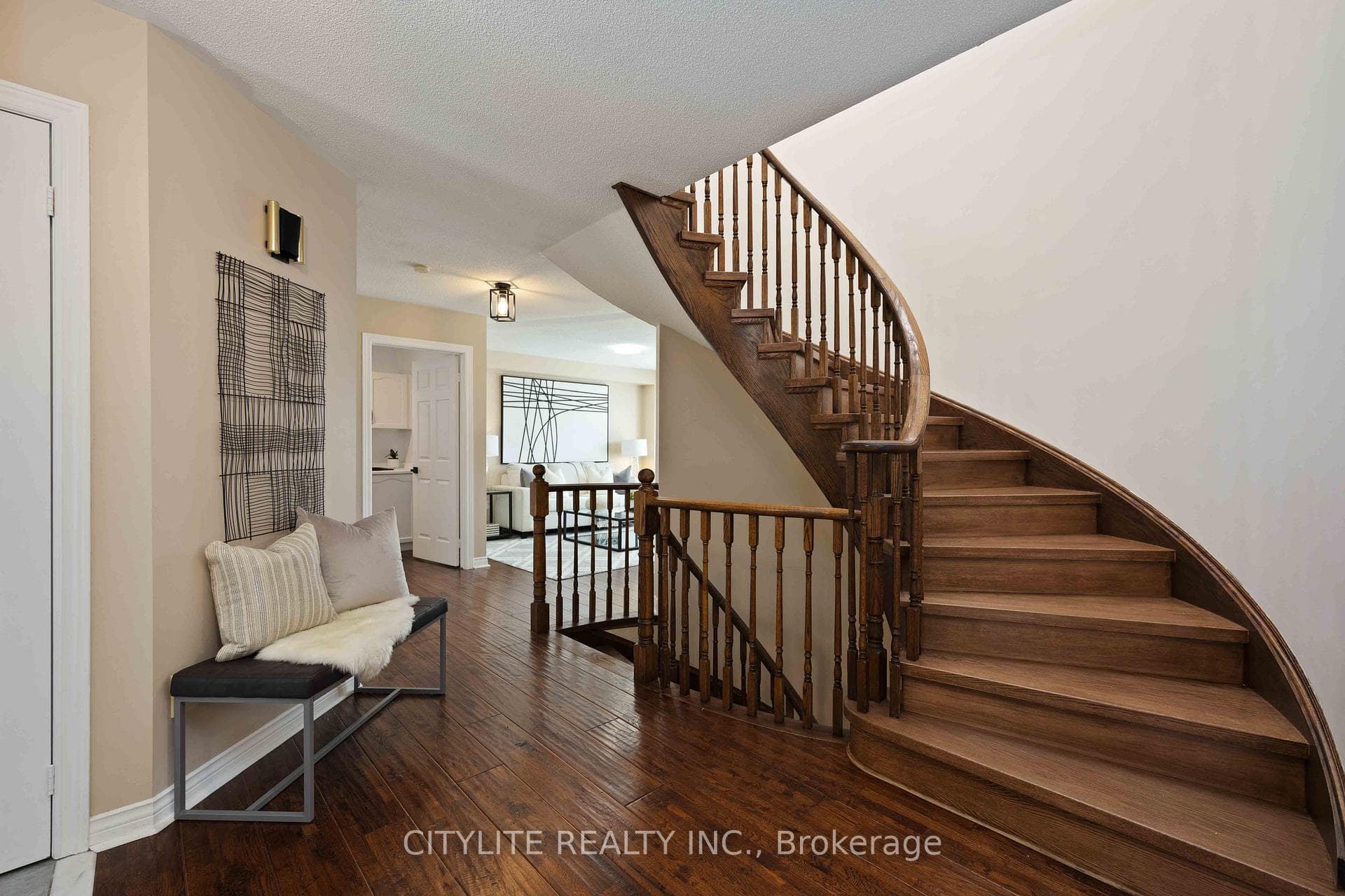 33 Mortimer Crescent photo 4