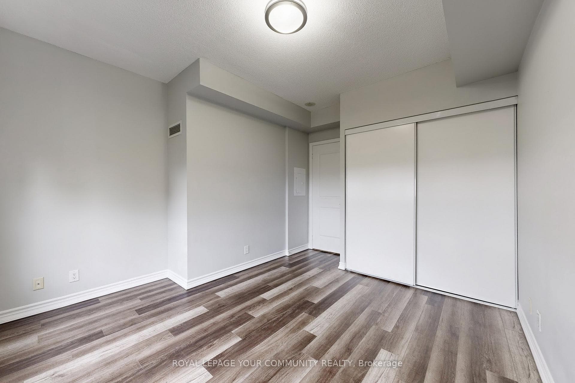 9225 Jane Street Unit 910 photo 26