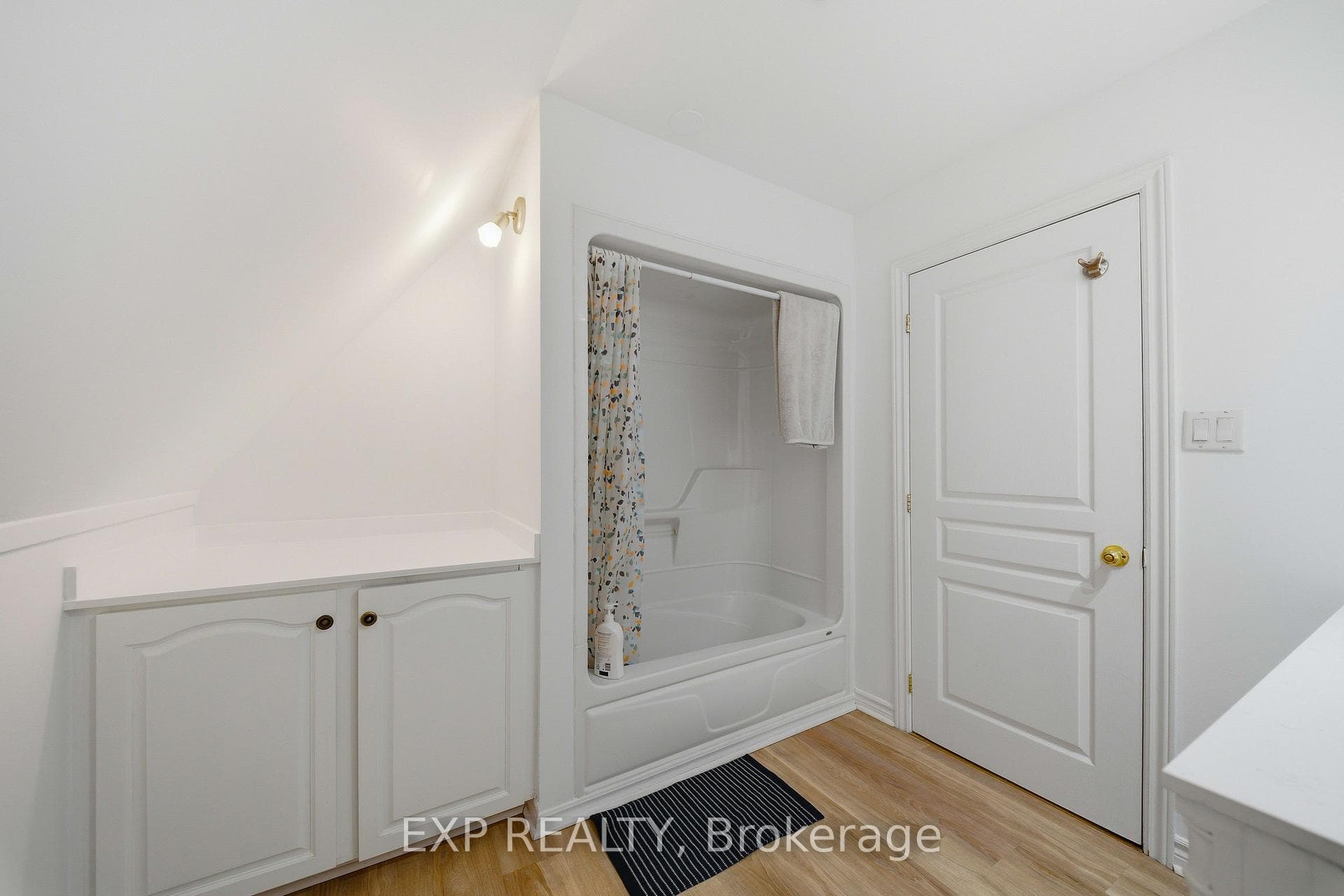 568 LAKE GEORGE Road photo 34