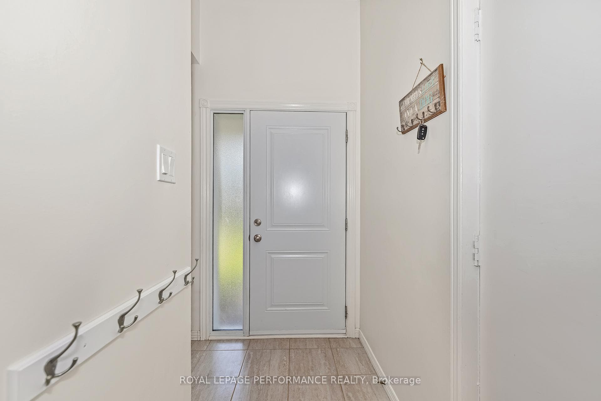 1590 Briarfield Crescent photo 3