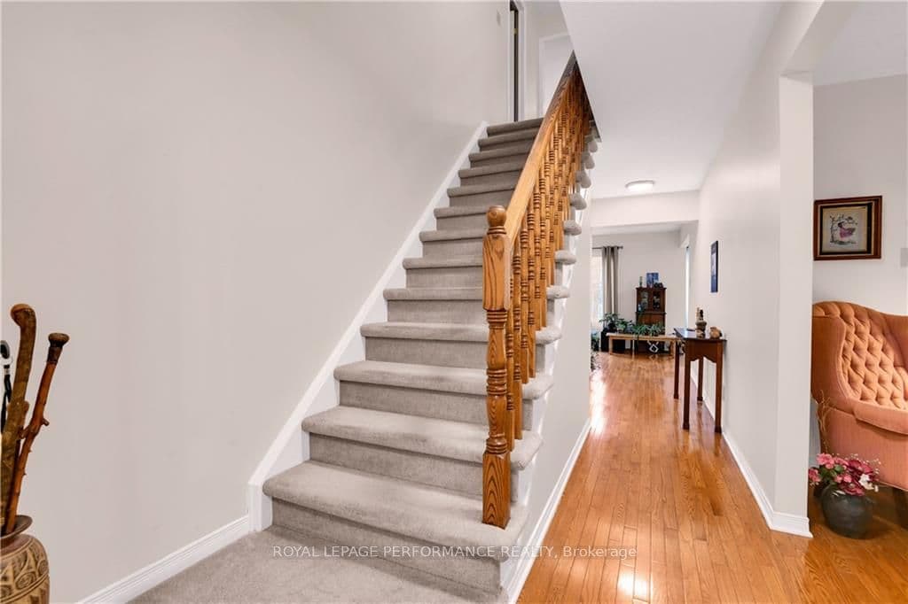 743 FARMBROOK Crescent photo 4