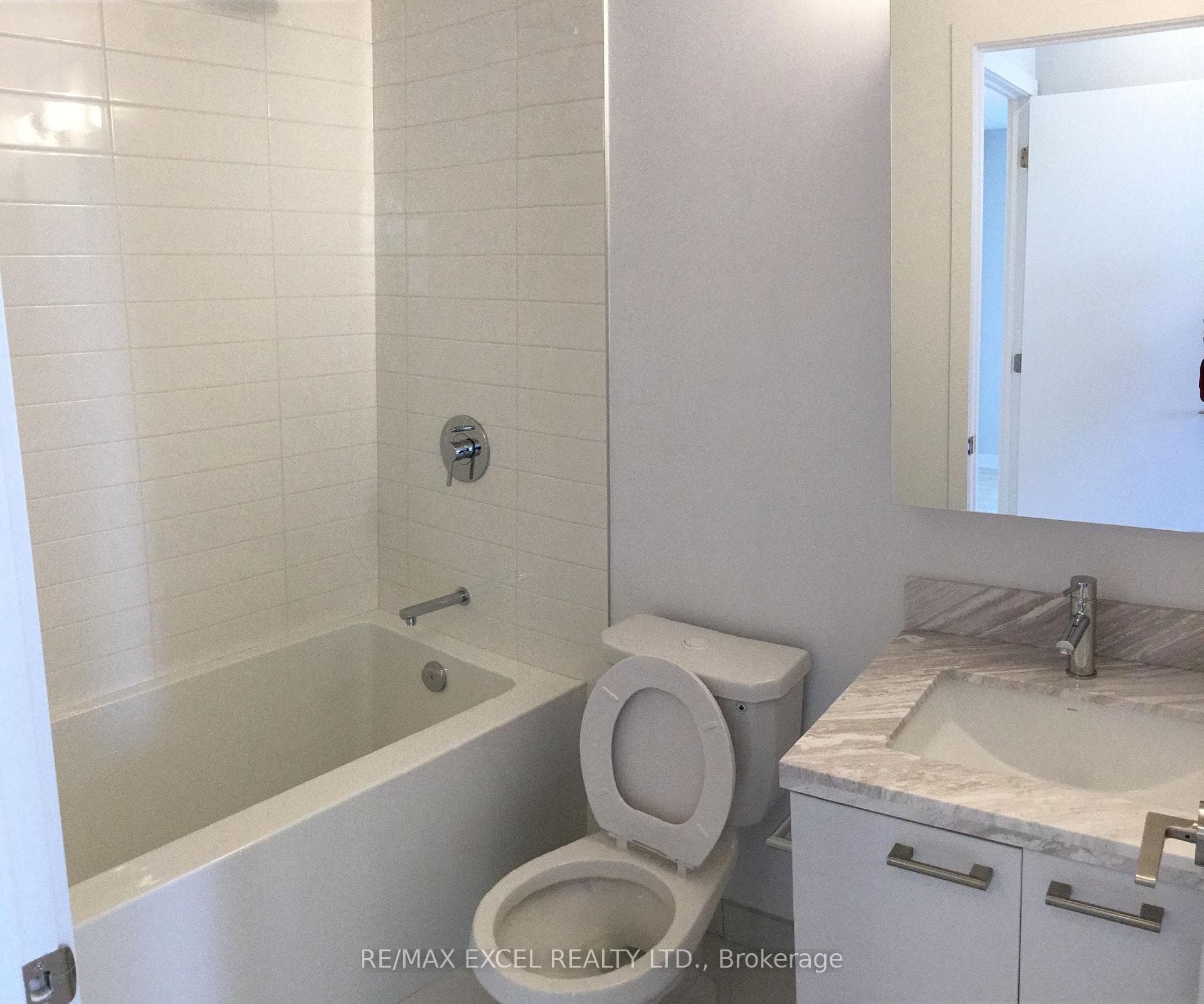 2221 Yonge Street Unit 1502 photo 12