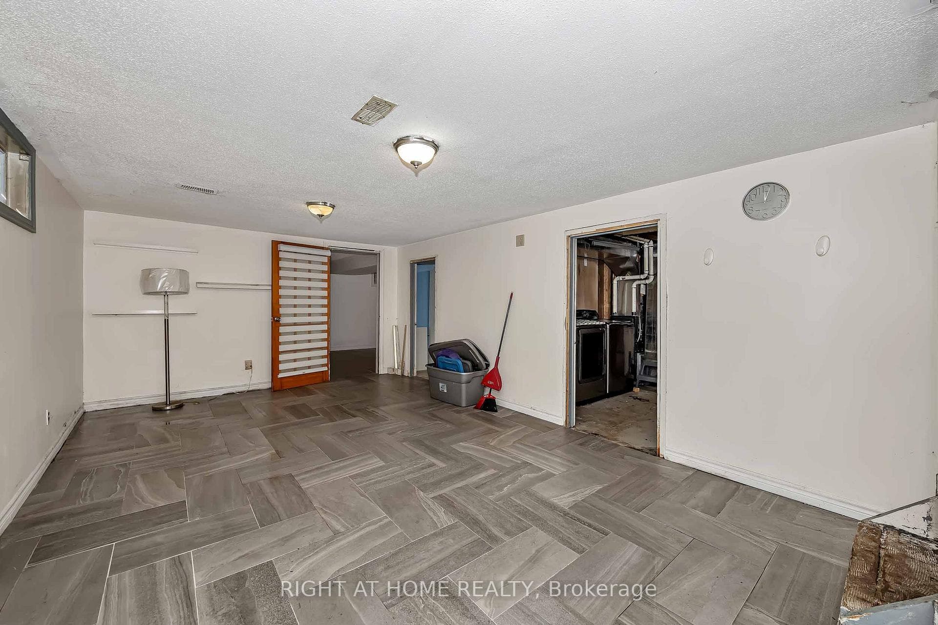24 Largo Crescent photo 36
