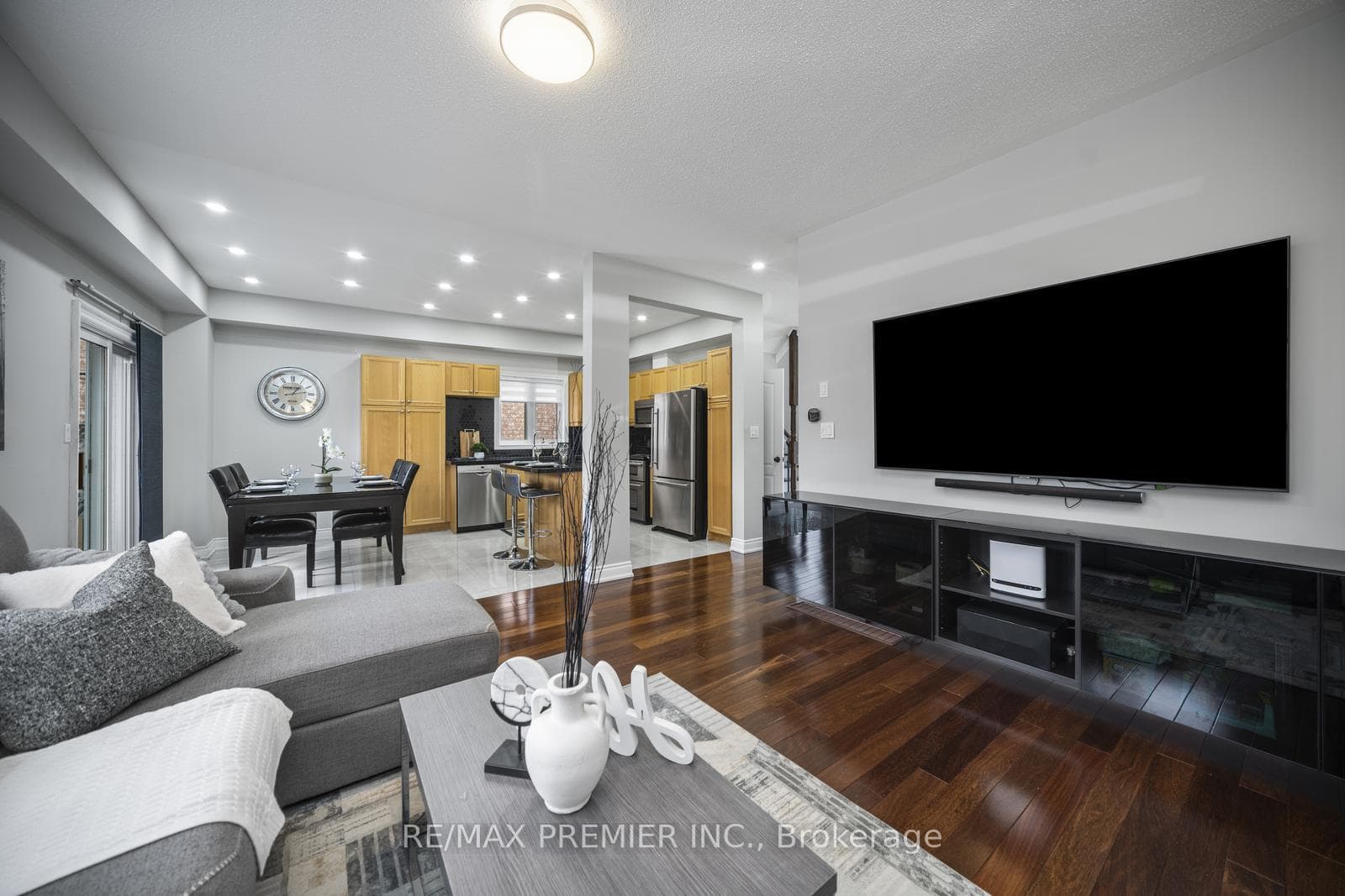 104 Monterey Road photo 8