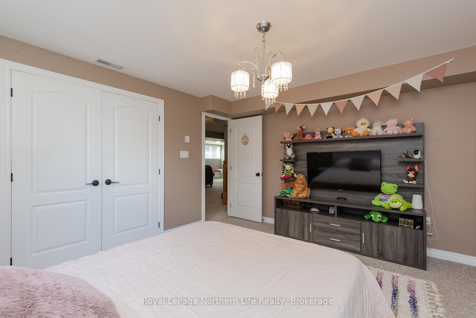 413 Pearce Street photo 36