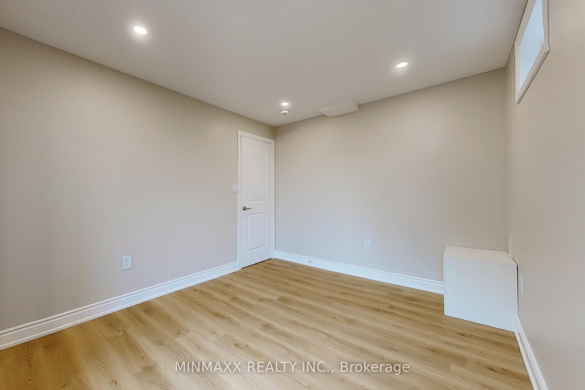 465 Thornborrow (2-Bed Walkout Bsmt Apt) Court photo 18