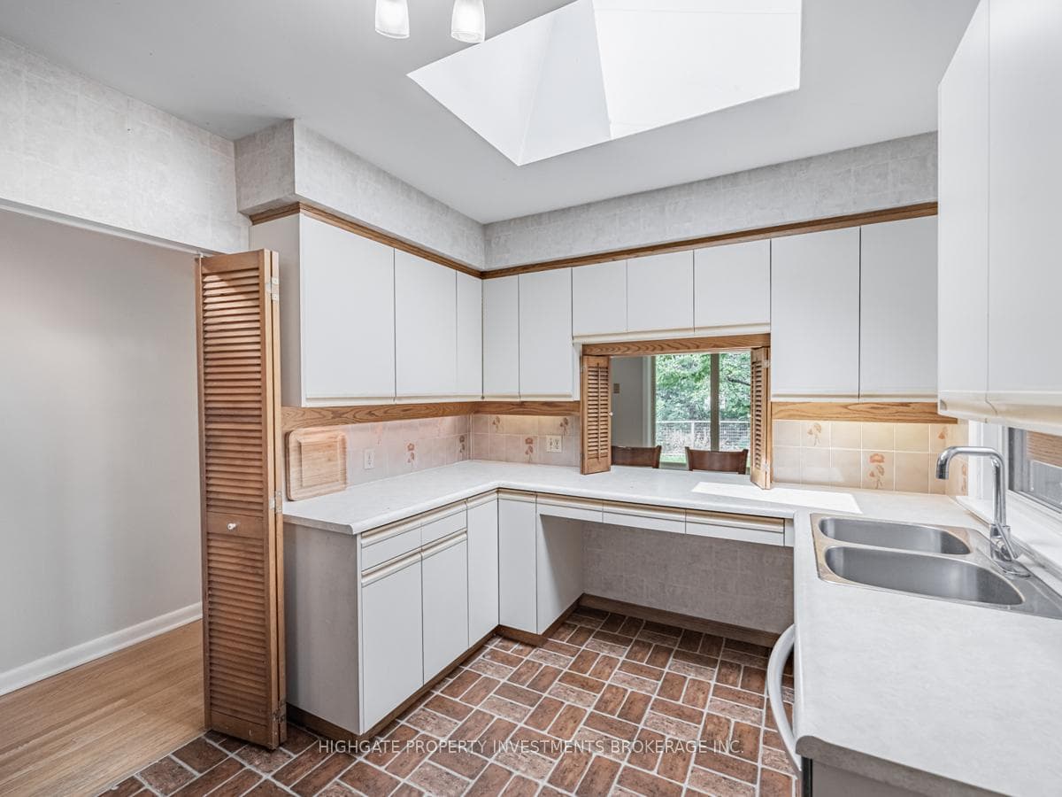 82 Ravenscrest Drive photo 7