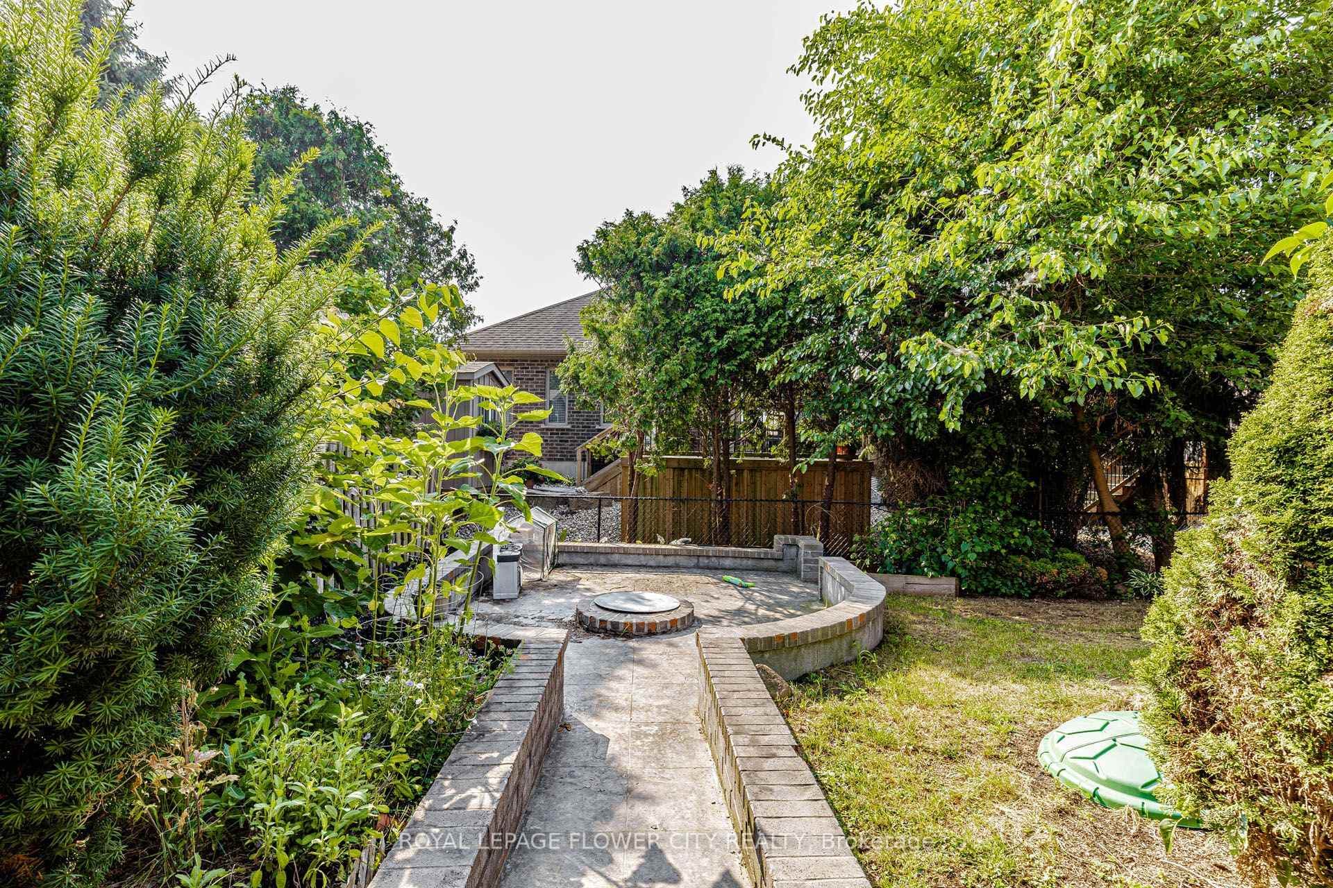 47 QUEENSWAY Drive photo 42