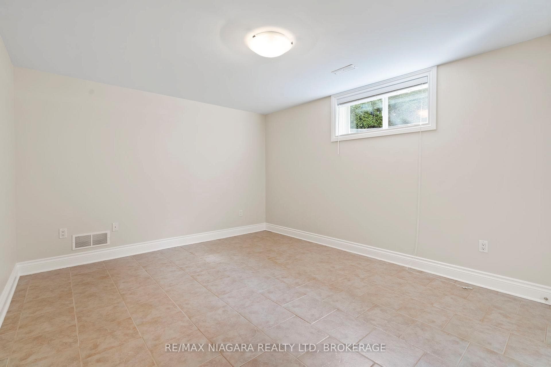 6748 Domenic Crescent photo 35