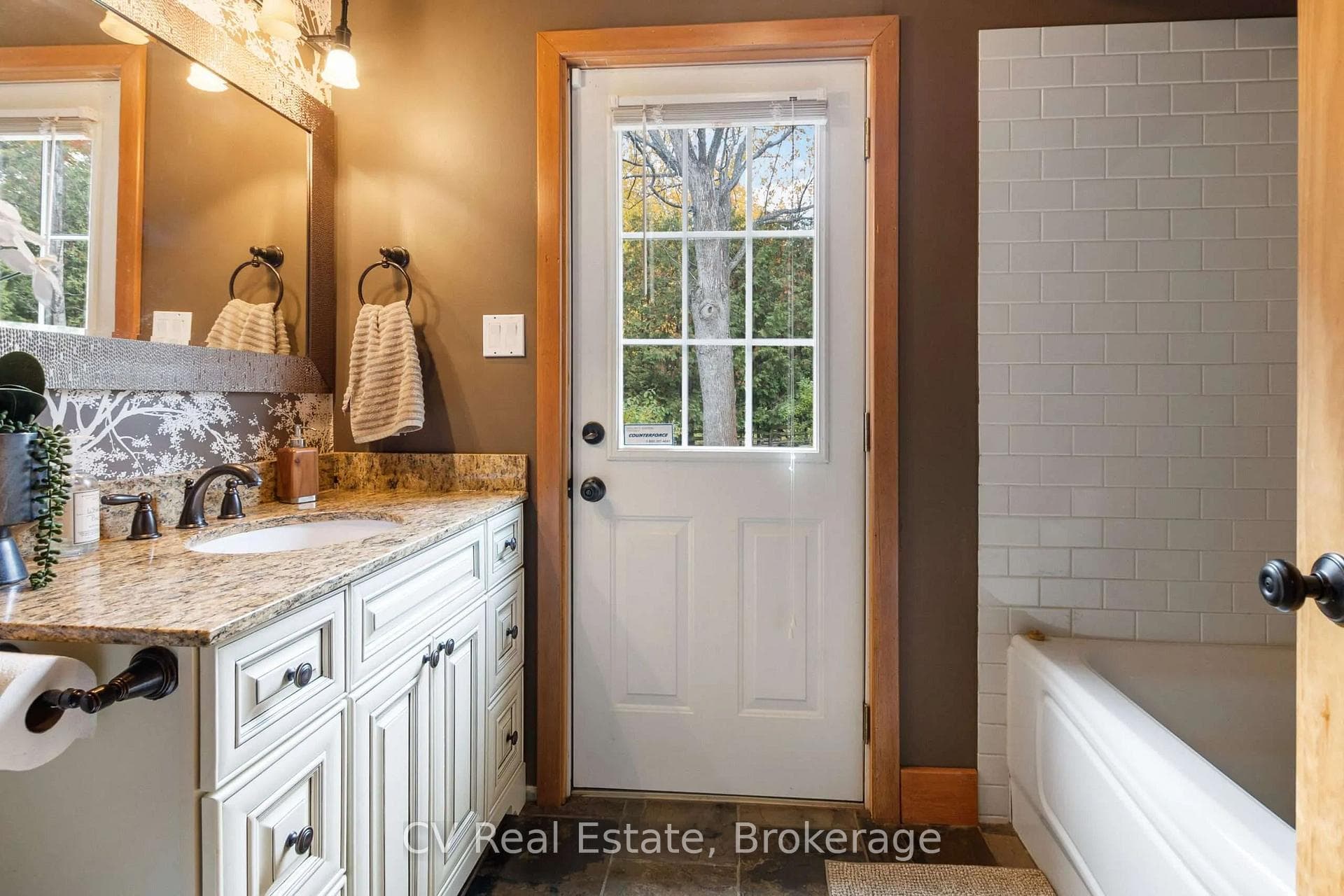 156 Chamonix Crescent photo 33