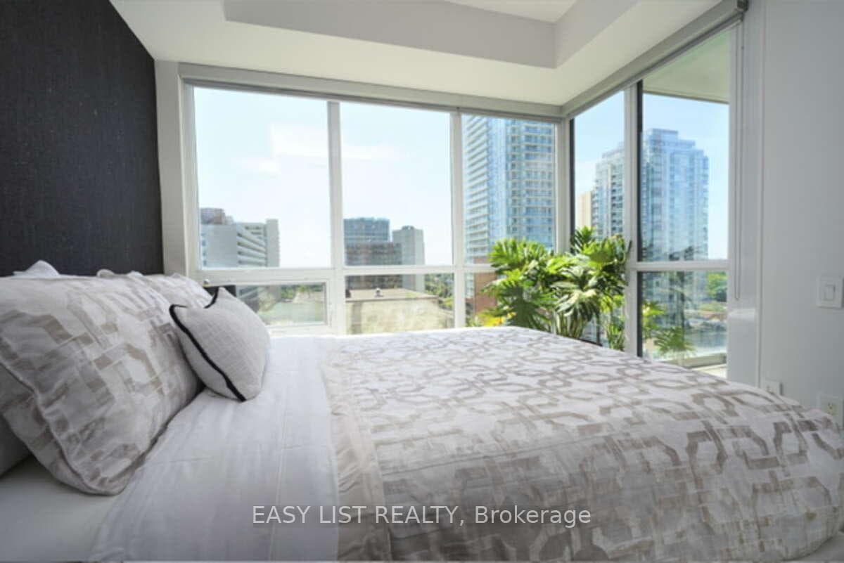 30 Roehampton Avenue Unit 1403 photo 9
