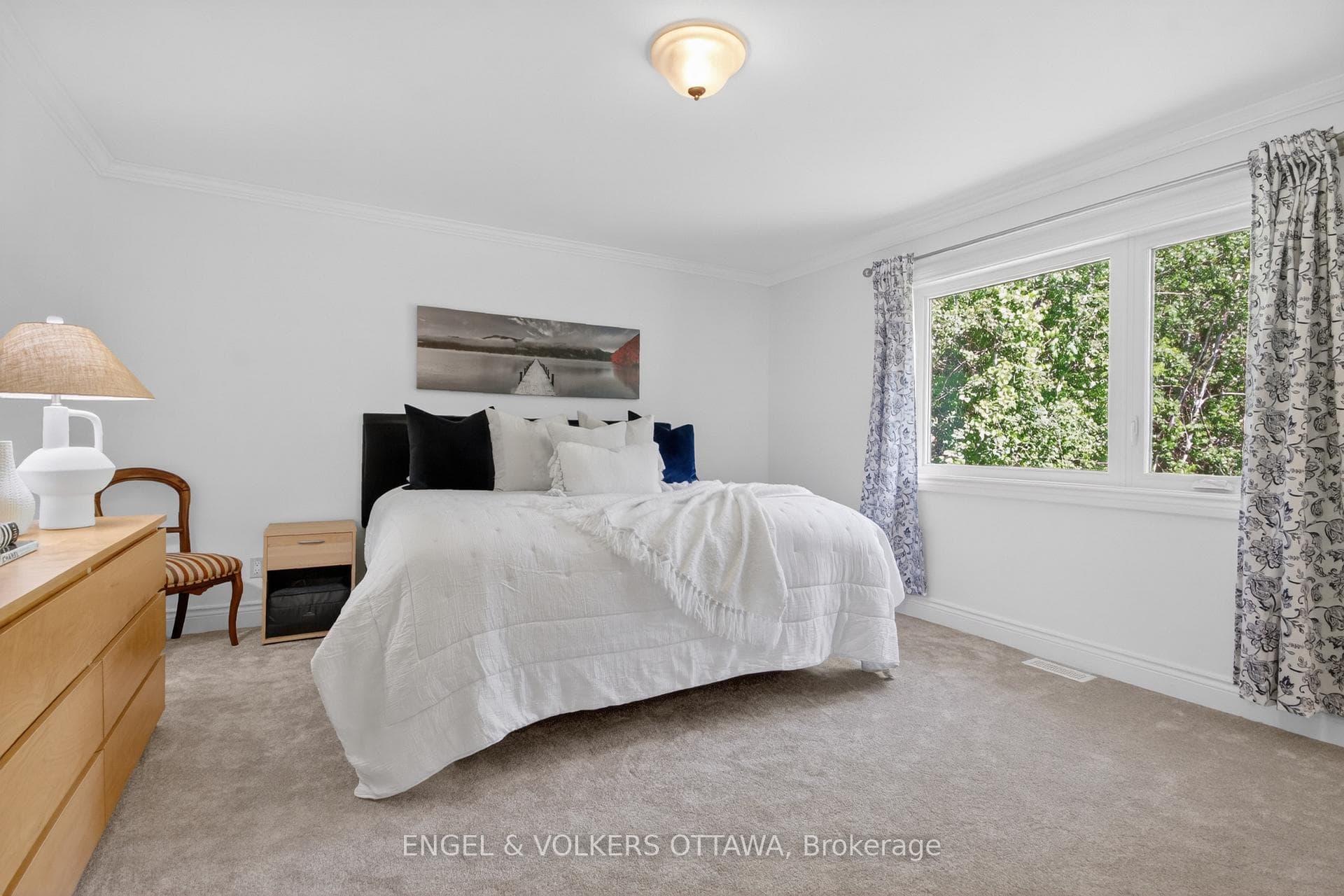 528 Tullamore Street photo 18