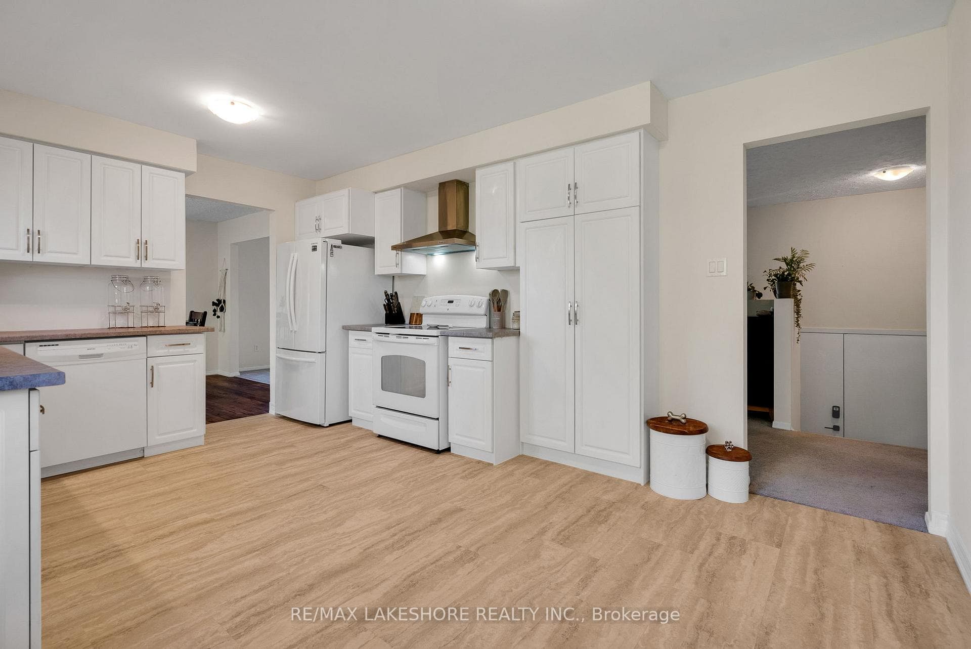 2555 TELEVISION Road photo 9