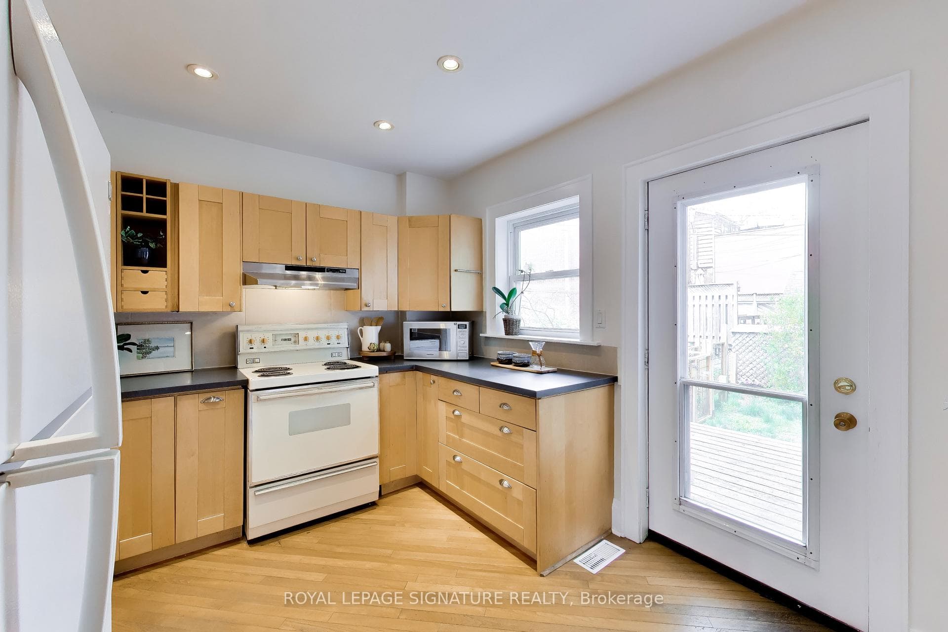 2102 Gerrard Street photo 7