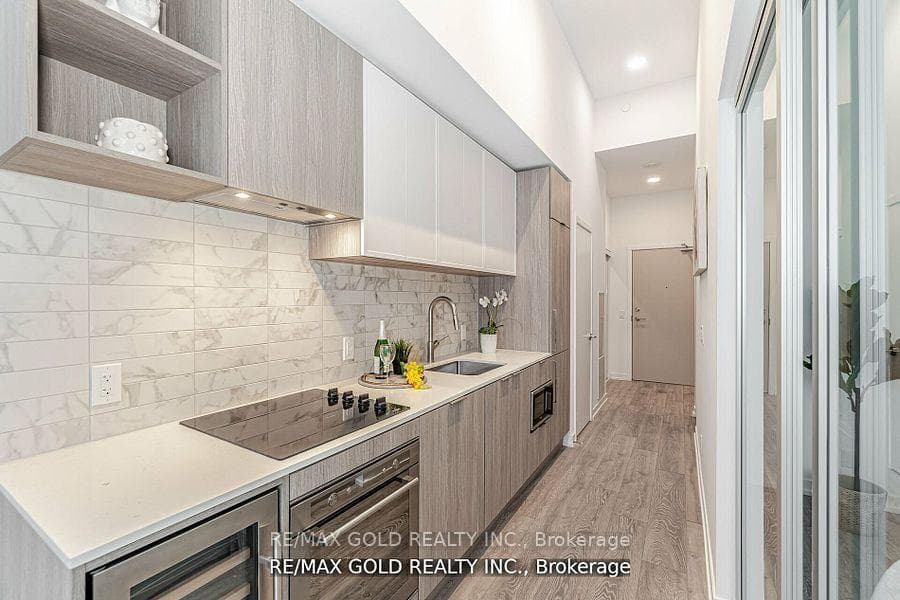 2020 Bathurst Street Unit 216 photo 8