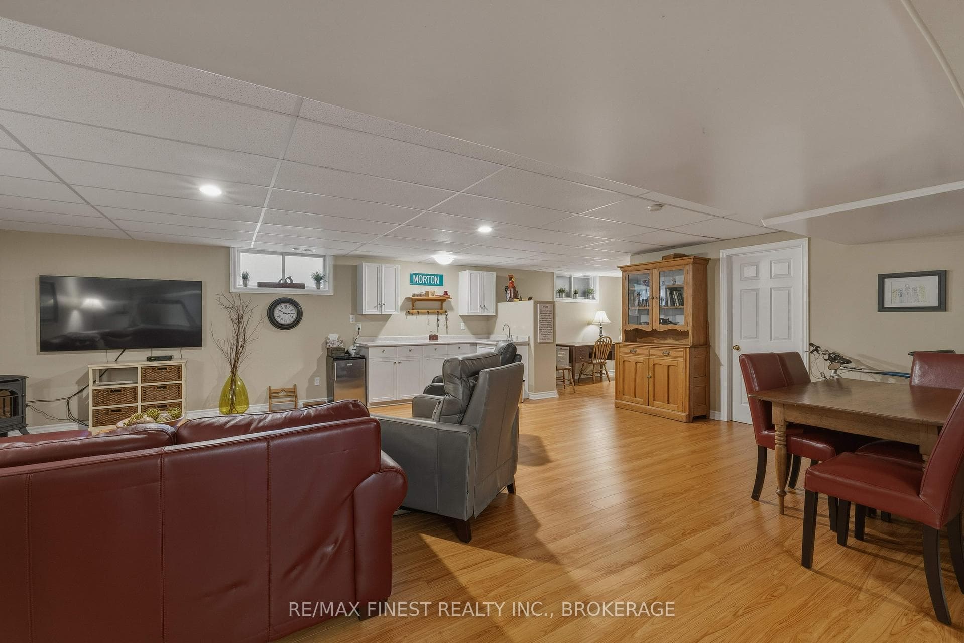 320 Friarhill Crescent photo 32