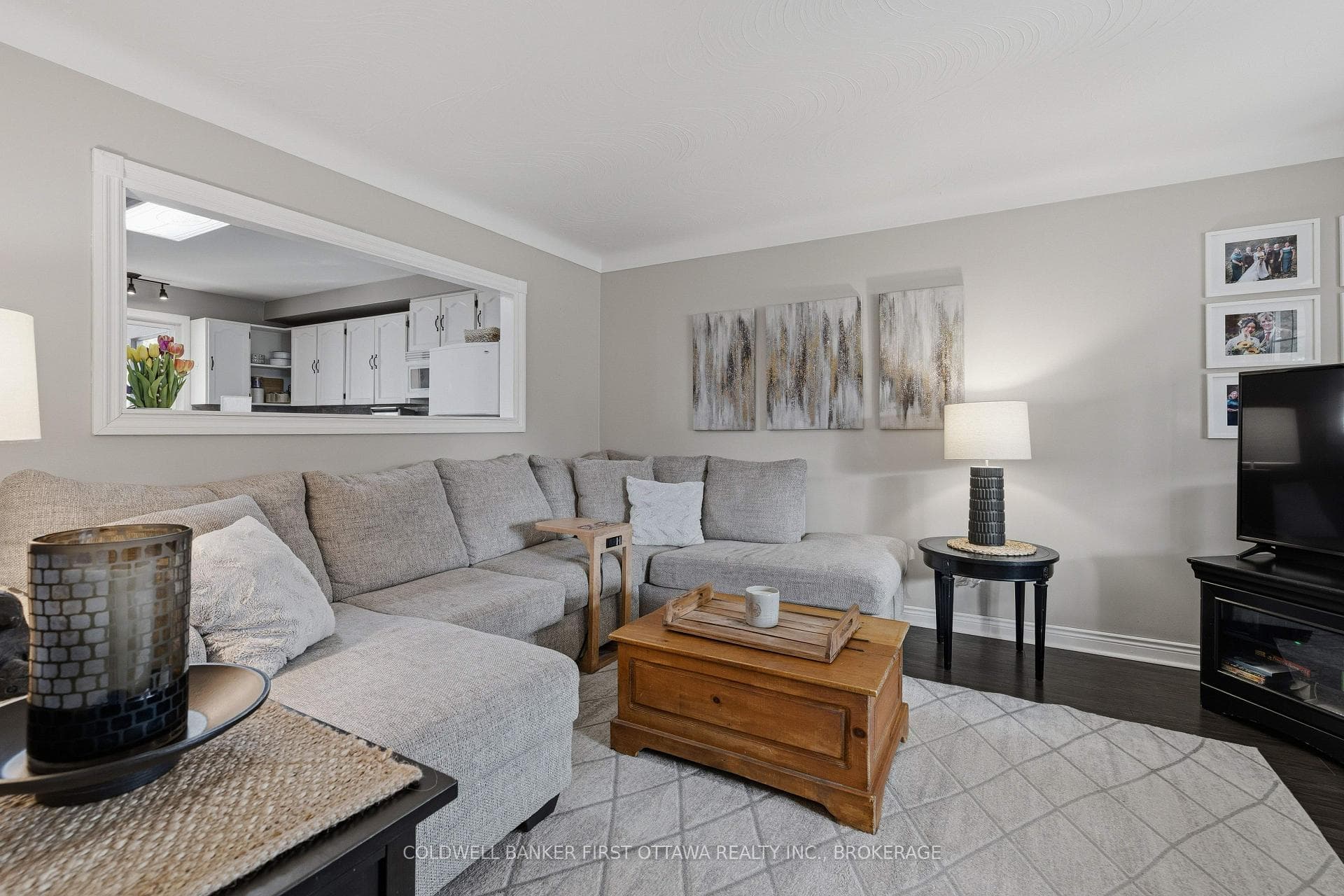 695 Laidlaw Crescent photo 7