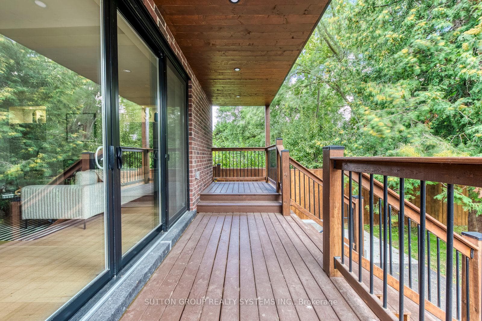 Main Flr 16ft Glass Walk Out