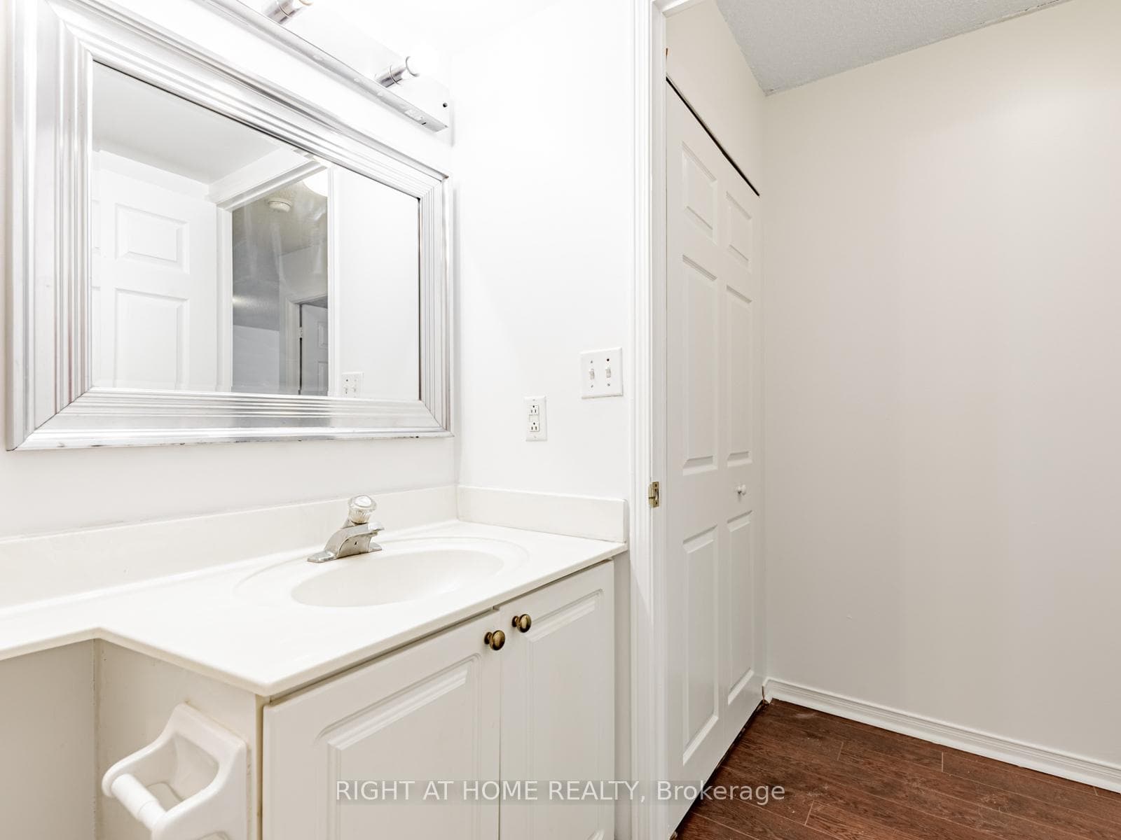 29 Pemberton Avenue Unit 908 photo 14