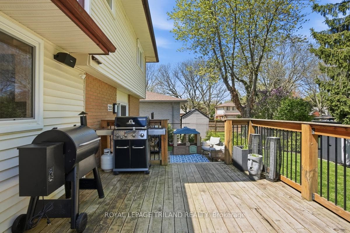 255 Highview Crescent photo 34