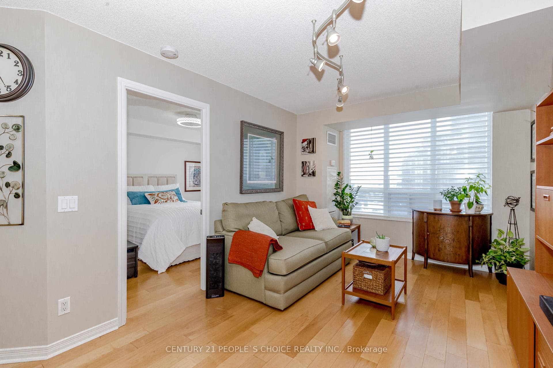 350 Red Maple Road Unit 607 photo 18