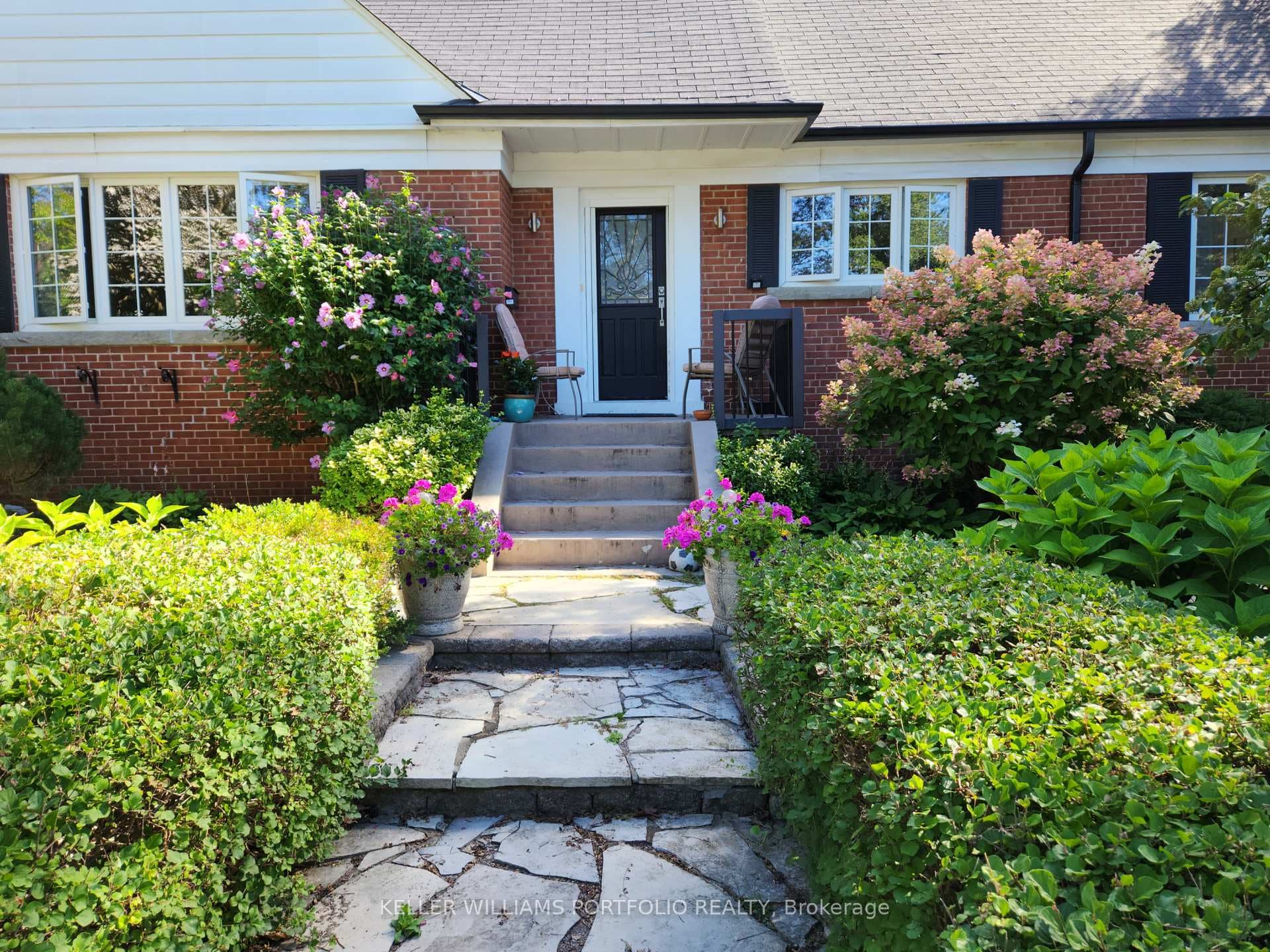 27 Wood Glen Road photo 1
