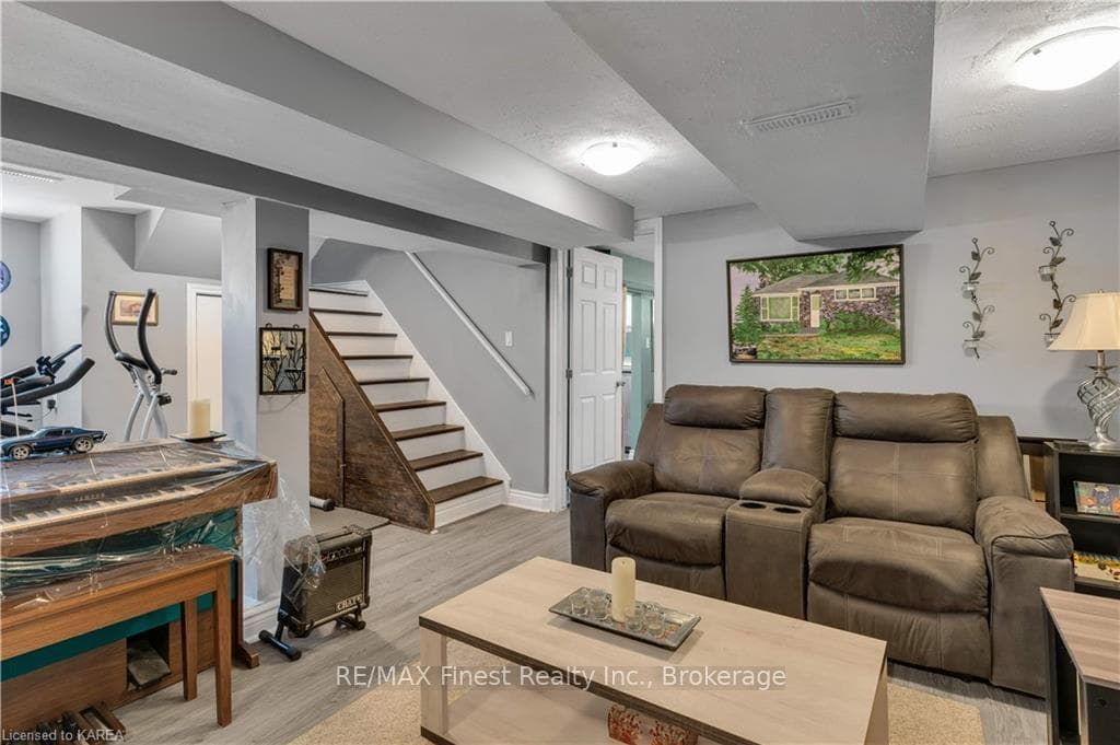 330 CORONATION Boulevard photo 23