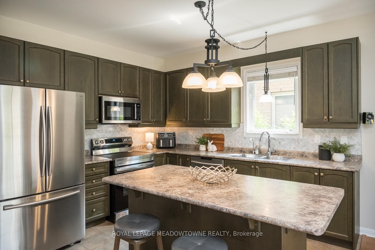 Chef's Kitchen with Large Island