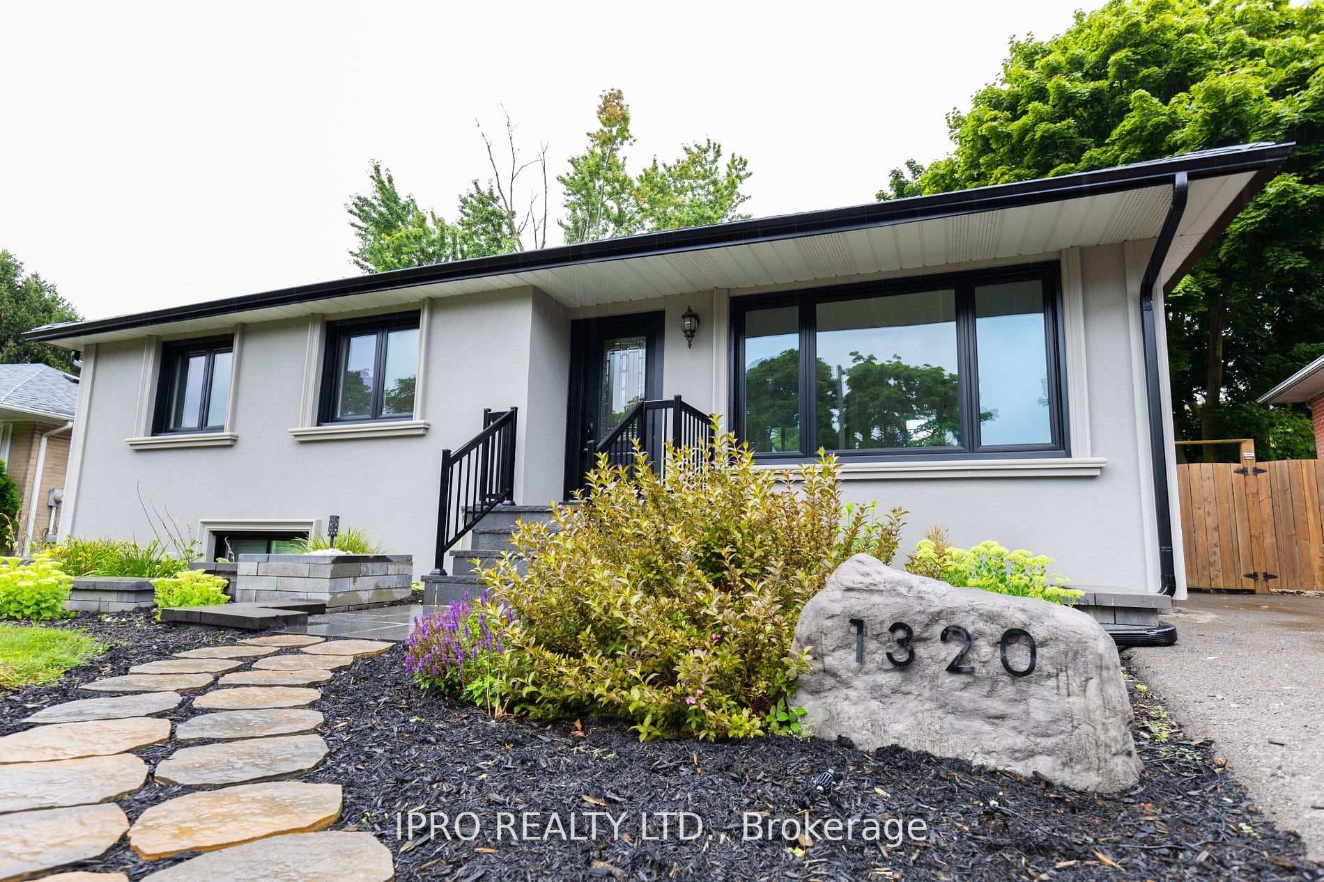 1320 LEWISHAM Drive photo 1