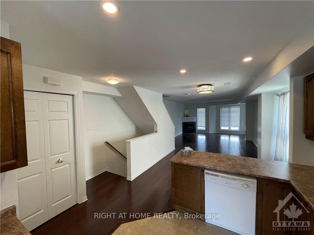 894 LONGFIELDS Drive photo 8