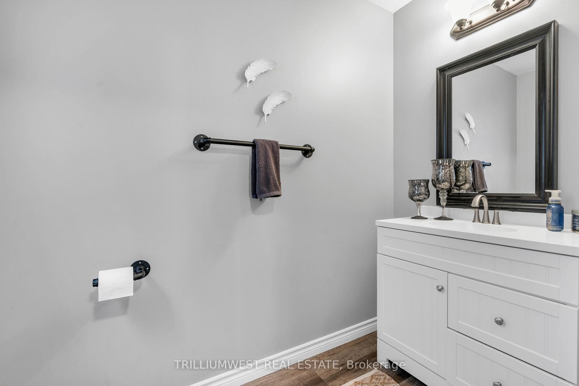 225 Featherstone Crescent photo 9
