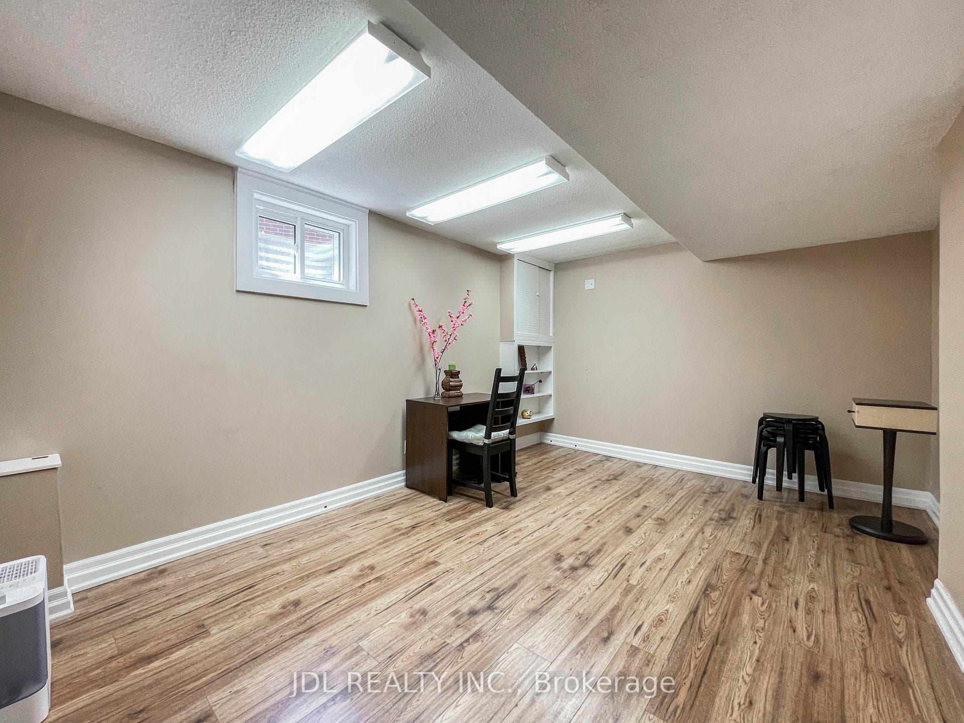 126 Weir Crescent photo 38