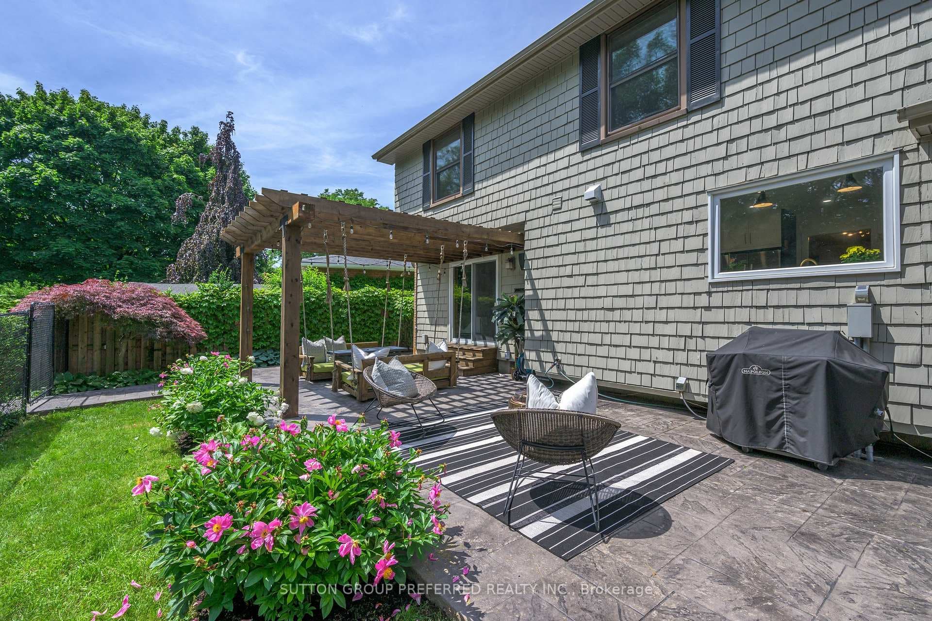 111 Applewood Crescent photo 35