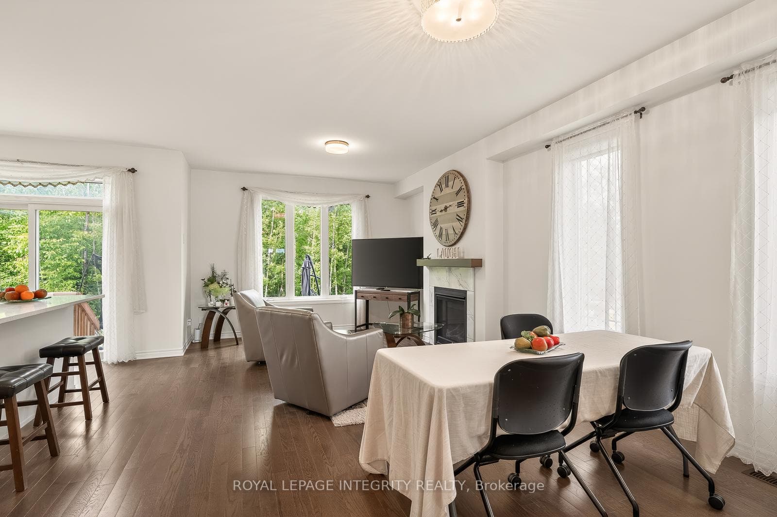 655 PERSIMMON Way photo 9