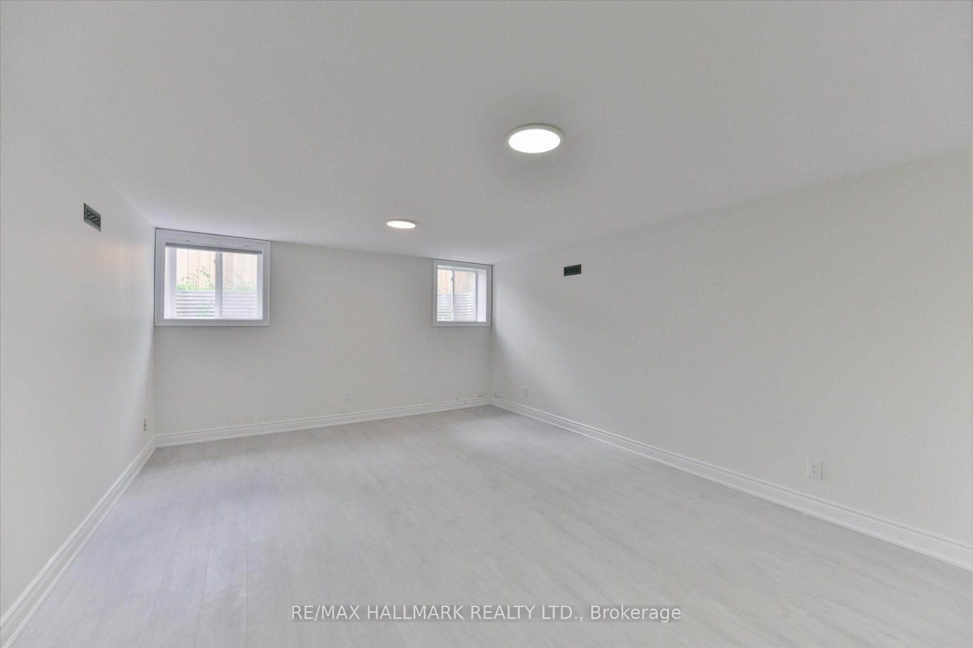 13918 Leslie Street photo 32